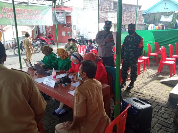 Babinsa 06/Kertek dan Bhabinkamtibmas Kertek Melaksanakan Pengamanan Vaksin Covid-19